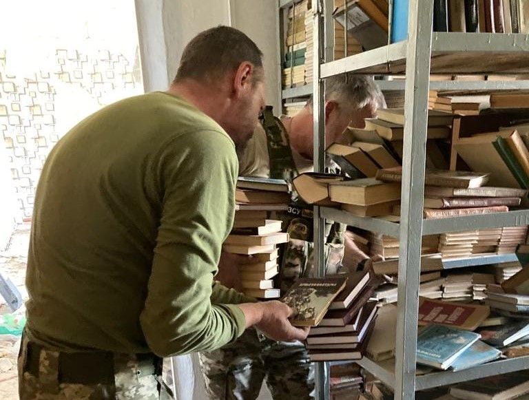 Військові врятували з прифронтового Сіверська п’ять тонн книжок