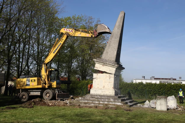 У Польщі знесли “пам’ятник подяки Червоній армії”