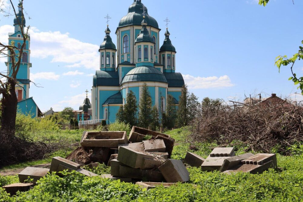 На Львівщині демонтували плити на кладовищі радянських солдатів, поховання перенесуть з центру міста