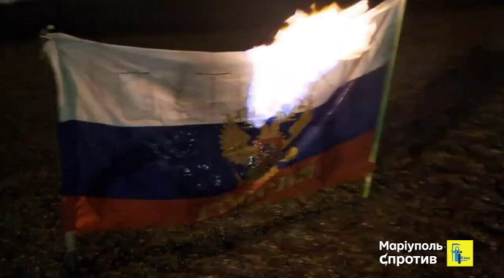 Жителі окупованого Маріуполя спалили російський прапор