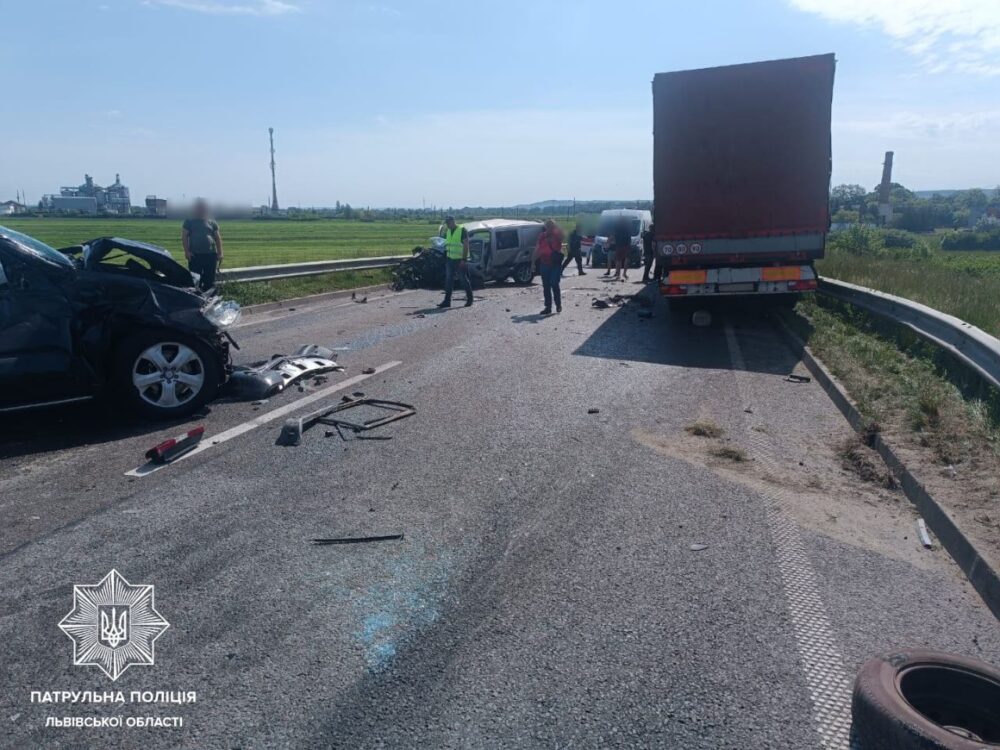На Львівщині сталася смертельна ДТП за участю вантажівки та трьох авто