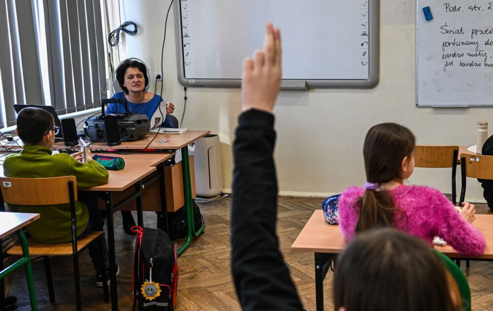 На Хмельниччині оштрафували жінку, син якої показував непристойні жести вчителю