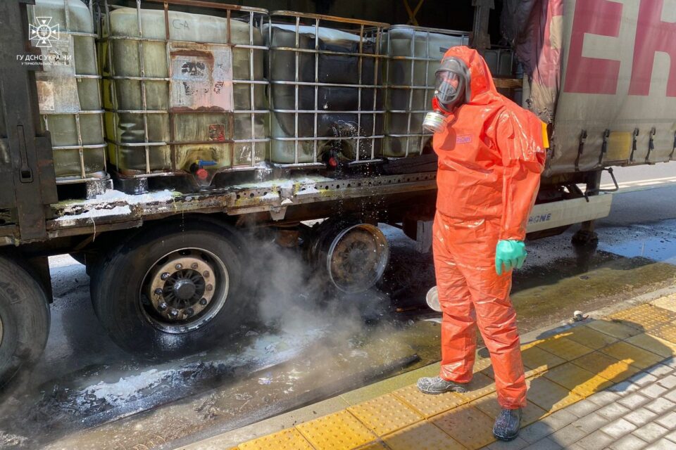 На Тернопільщині загорілася вантажівка з соляною кислотою