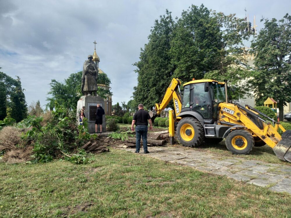 У селі під Тернополем реконструюють радянський пам’ятник