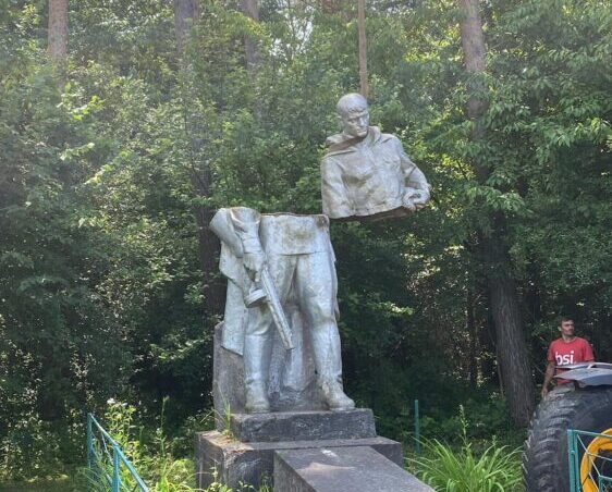 Упродовж останніх трьох днів на Львівщині знесли ще 10 радянських пам’ятників