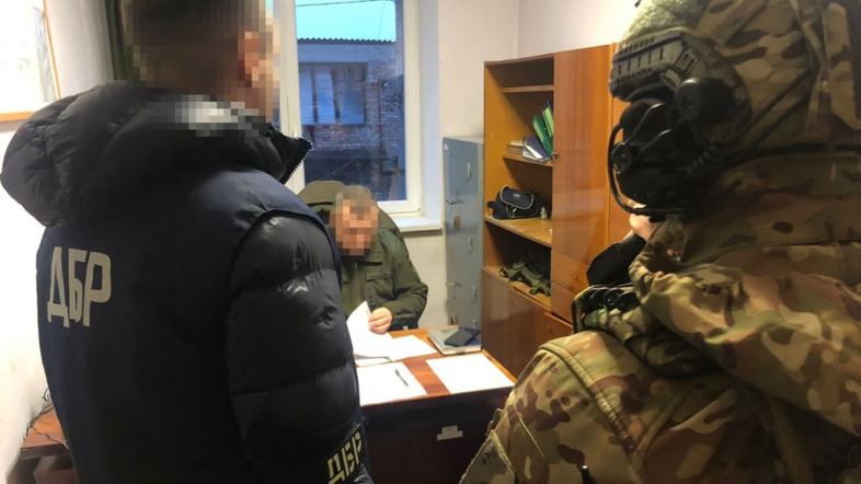 На Львівщині керівництво військкомату допомагало уникнути мобілізації