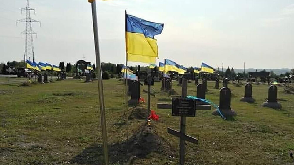 У Чернівецькій області чоловік пошкодив прапор на могилі воїна