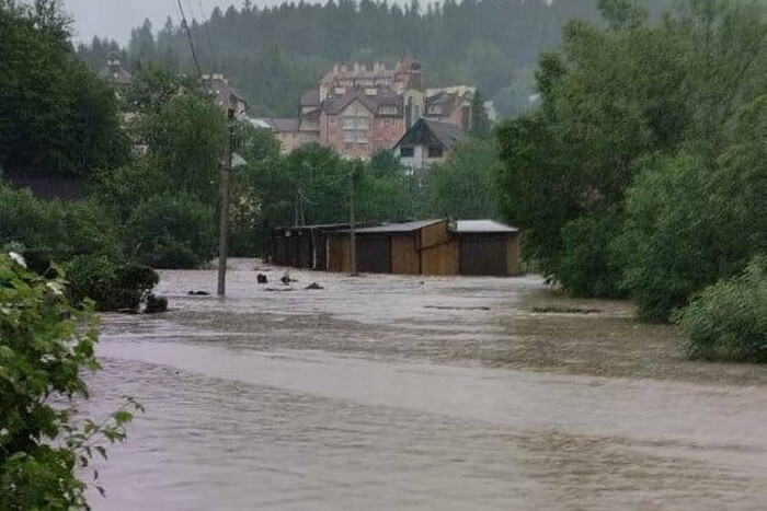 На Львівщині через паводок затопило селище