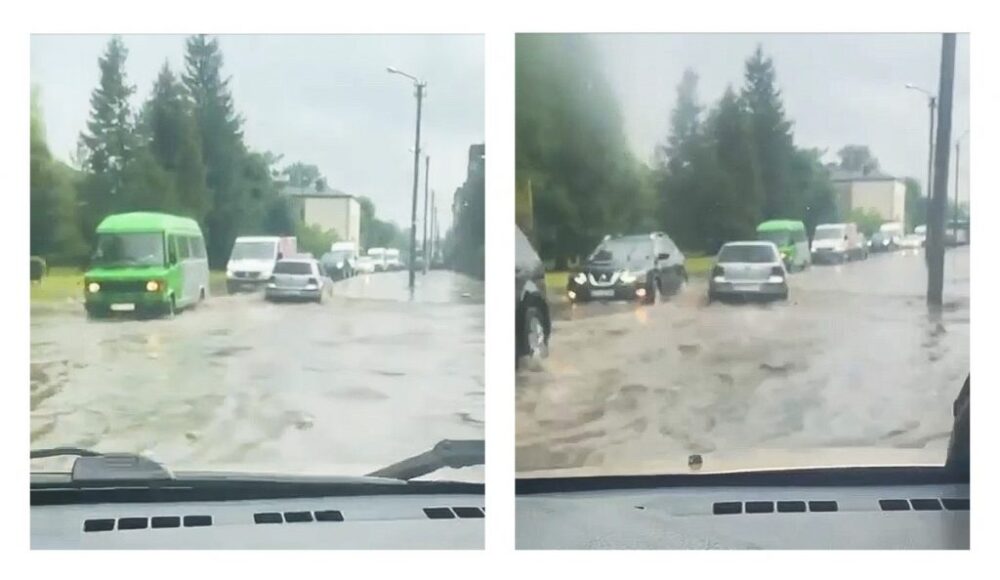 Затопленими вулицями міста на Львівщині “пливли” автомобілі. Фото