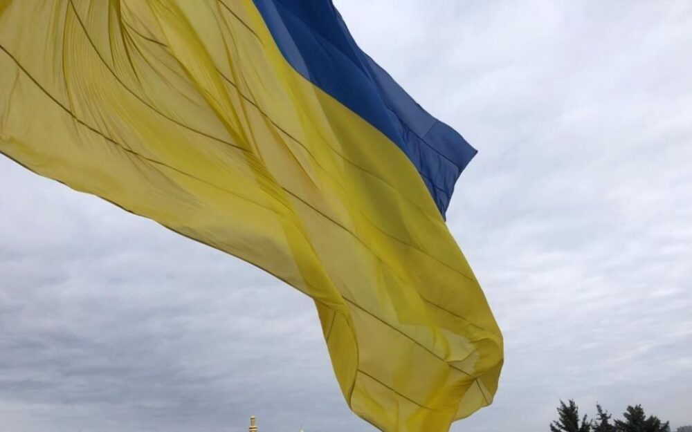 Жителю Чехії заборонили перебувати у Празі за спроби зірвати прапор України