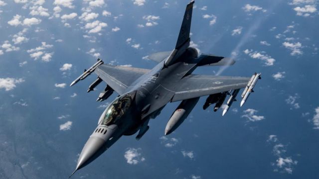Польща затвердила графік тренувань українських пілотів на F-16