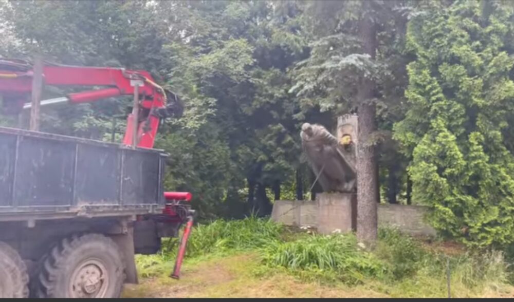 На Львівщині знесли ще два радянських пам’ятники