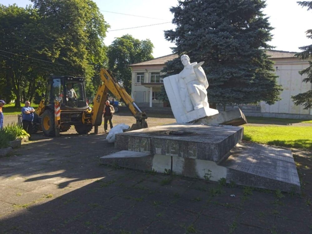 На Львівщині знесли ще три радянські пам’ятники