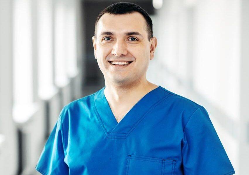 “Потрібно всіма силами перемогти” – відомий львівський лікар про роботу під час ковіду та війни
