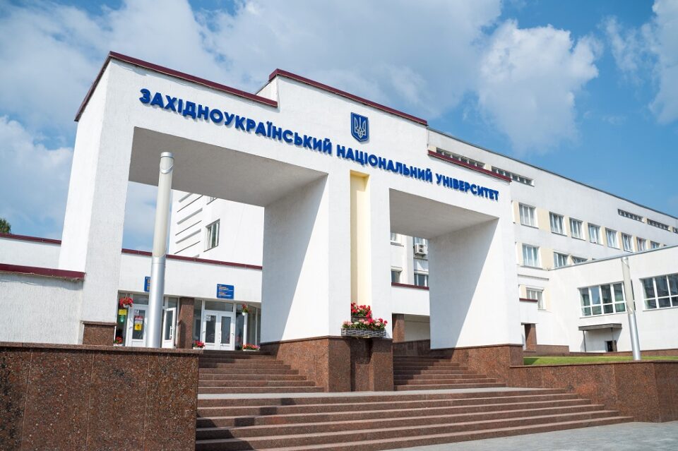 Доцентку одного з університетів Тернополя затримали на хабарі