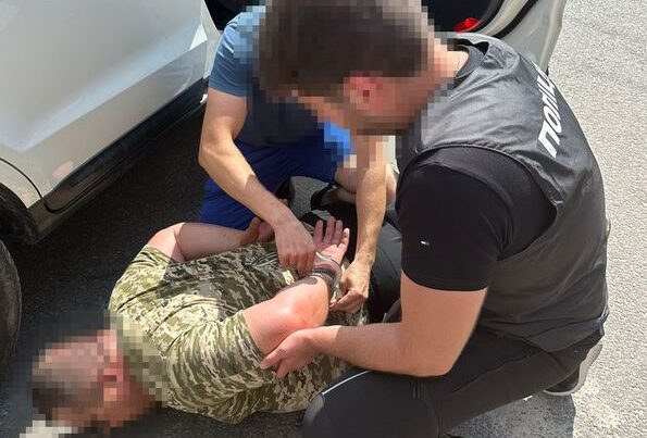 На Львівщині працівника військкомату затримали на хабарі у 2000 доларів