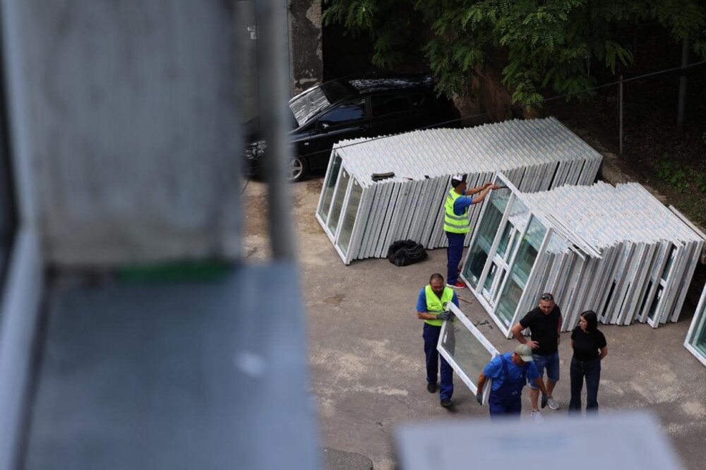 У Львові встановили понад сотню вікон у будинках після російського обстрілу