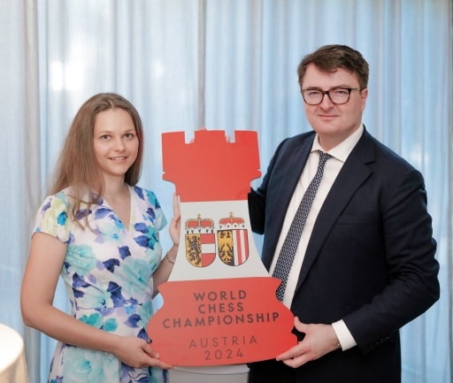 Гросмейстерка зі Львівщини рекламує шаховий турнір, який очолює росіянин