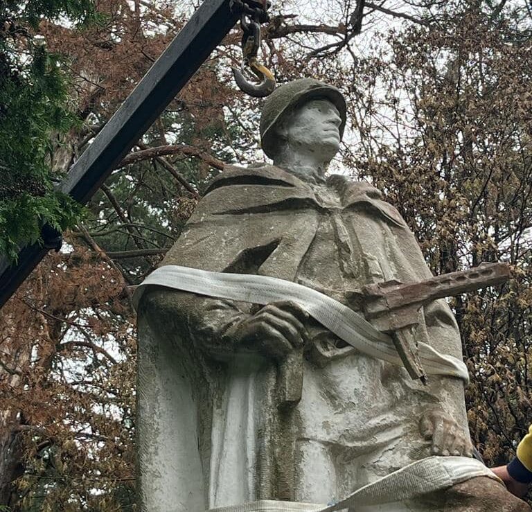 У Брюховичах демонтували радянський пам’ятник