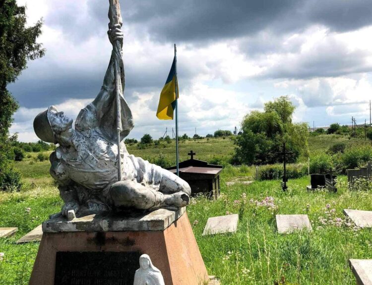 На Львівщині знесли ще один радянський пам’ятник