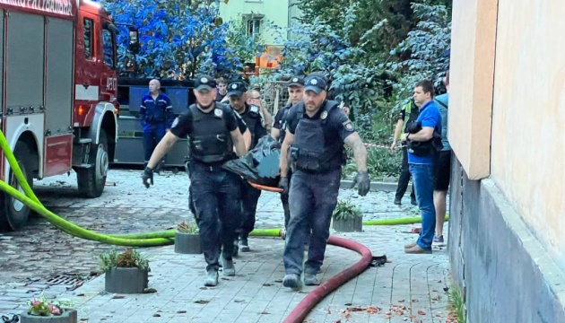 Під завалами зруйнованого будинку у Львові шукають ще двох мешканців