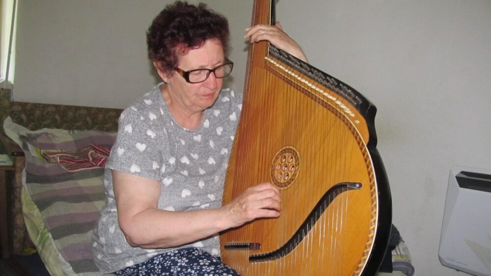 59 років грає на бандурі: історія вимушеної переселенки з Миколаєва, яка переїхала до Львова