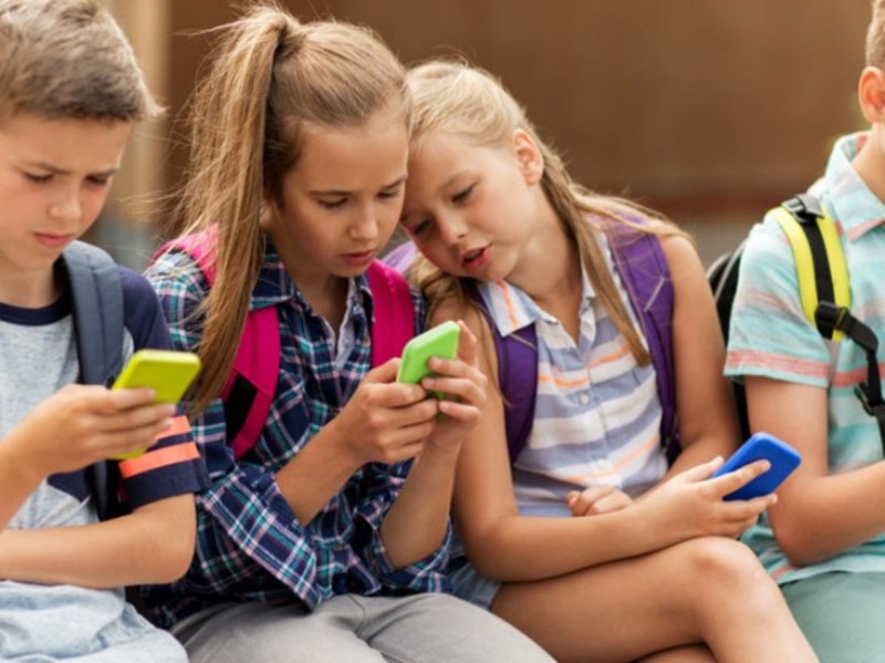 У львівських школах хочуть заборонити використання мобільних телефонів