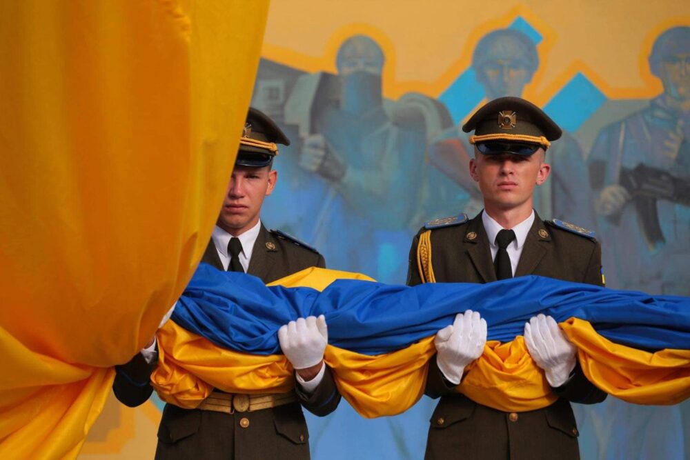 У Львові підняли 12-метровий синьо-жовтий стяг