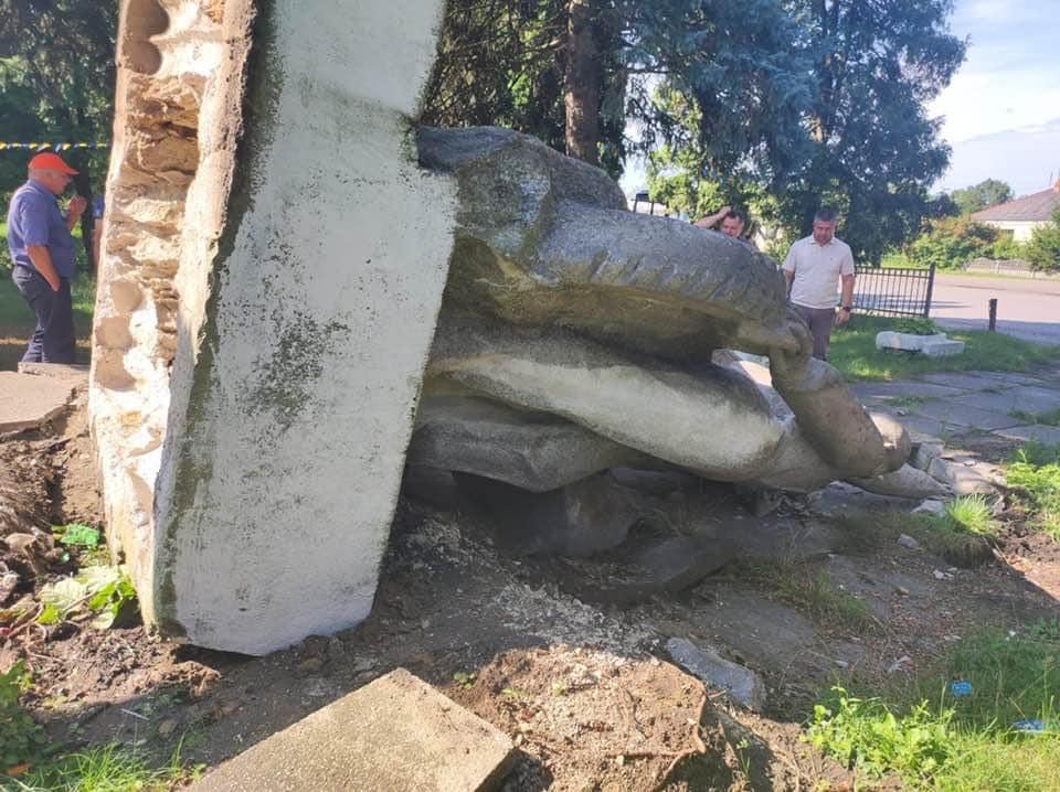 Ще один радянський пам’ятник знесли на Львівщині