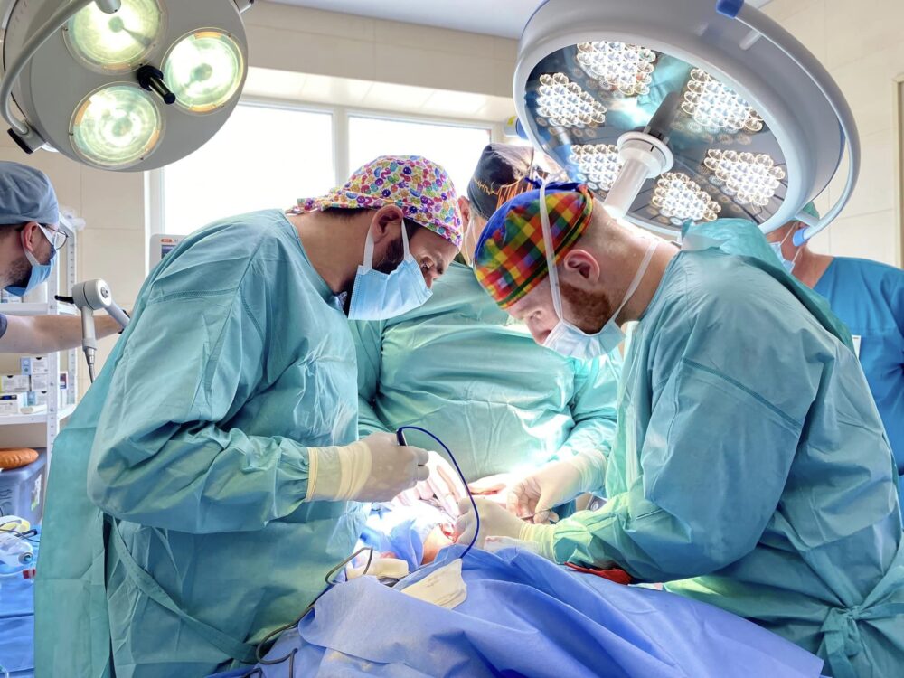 Хірурги з Чехії оперують пацієнтів зі складними воєнними травмами у Львові