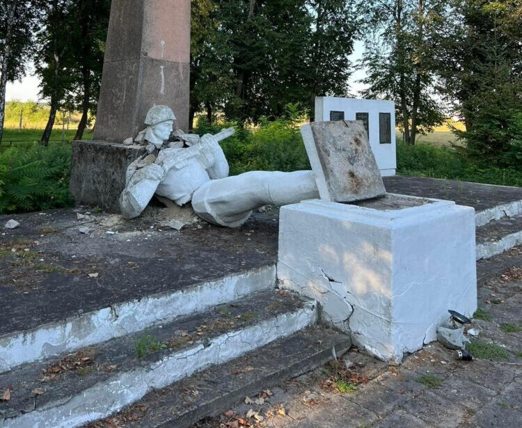 На Львівщині знесли вже 207 радянських пам’ятники