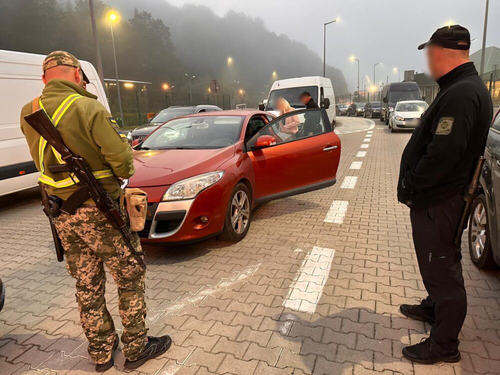 На Львівщині затримали ухилянта, який ховався в автівці під ковдрою