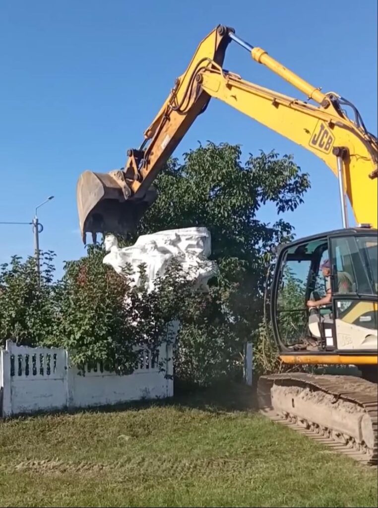 На Львівщині знесли ще кілька пам’ятників “освободітєлям”