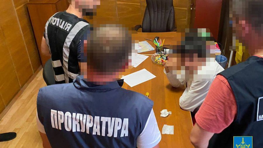 У Львові киянин пропонував слідчому хабар, щоб знищити докази у справі про дитячу порнографію