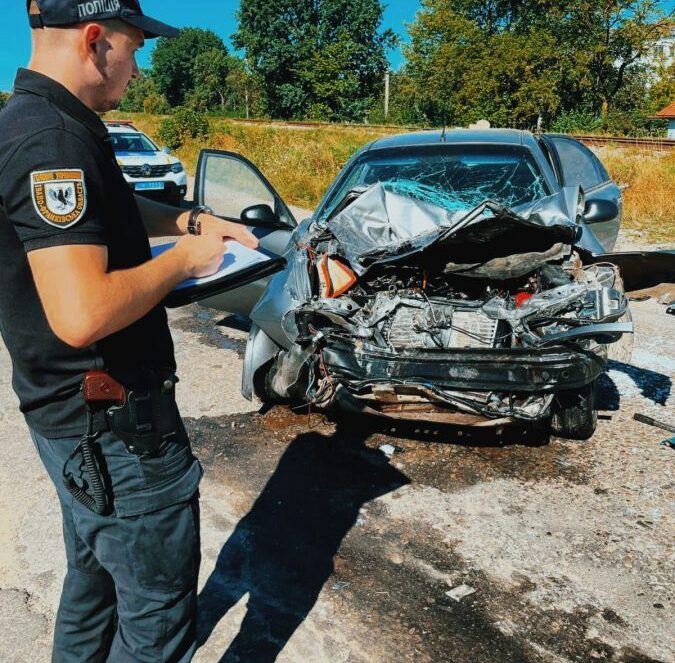 Автомобіль зіткнувся з поїздом «Чернівці – Львів»