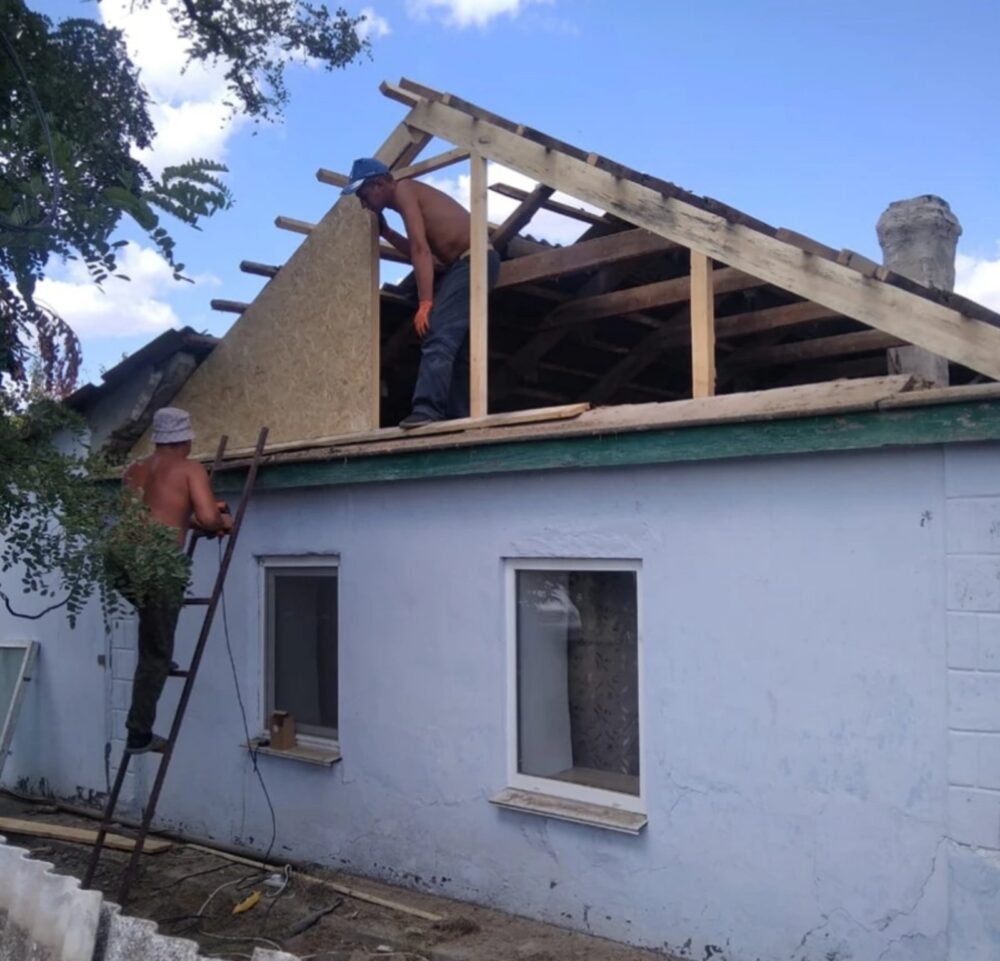 Бригади зі Львівщини відновлюють зруйновані росіянами будинки в Херсонській області