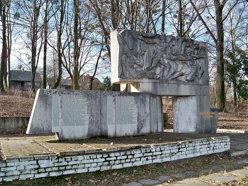 На Львівщині  отримали дозвіл на перенесення «Братської могили радянських воїнів» на місцеве кладовище