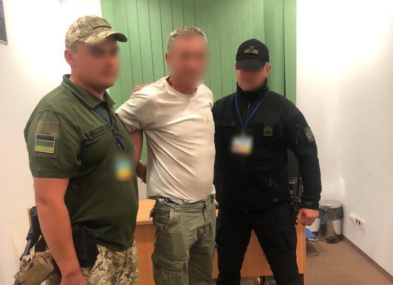 У пункті пропуску на Львівщині затримали чоловіка, який перебував у розшуку