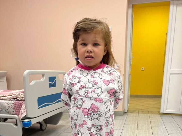 Львівські лікарі пересадили нирку 5-річній дитині від немовляти