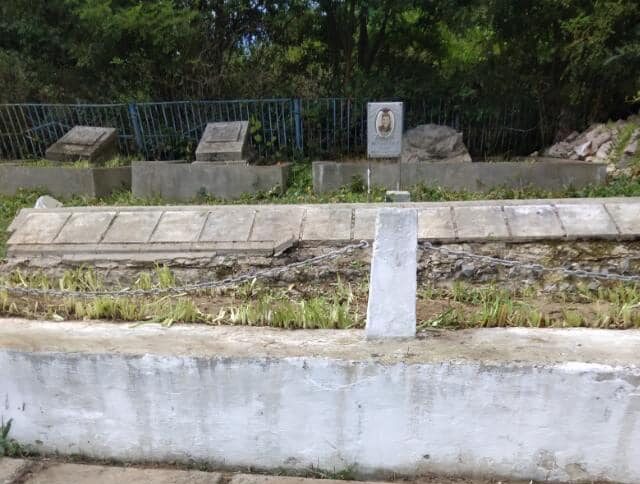 Мешканці села на Львівщині прибирали біля могил енкаведистів