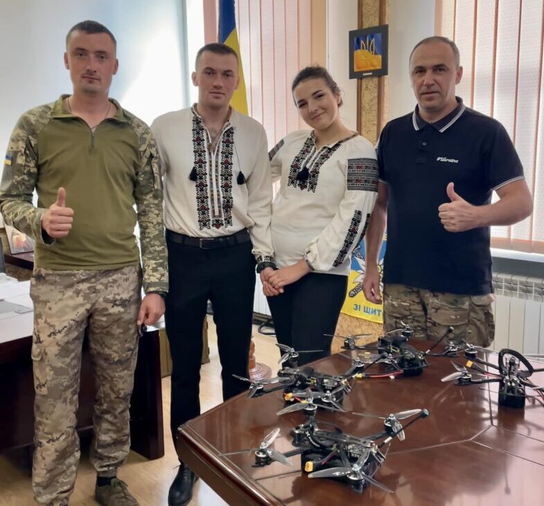 На Івано-Франківщині молодята  передали на потреби ЗСУ чотири FPV-дрони