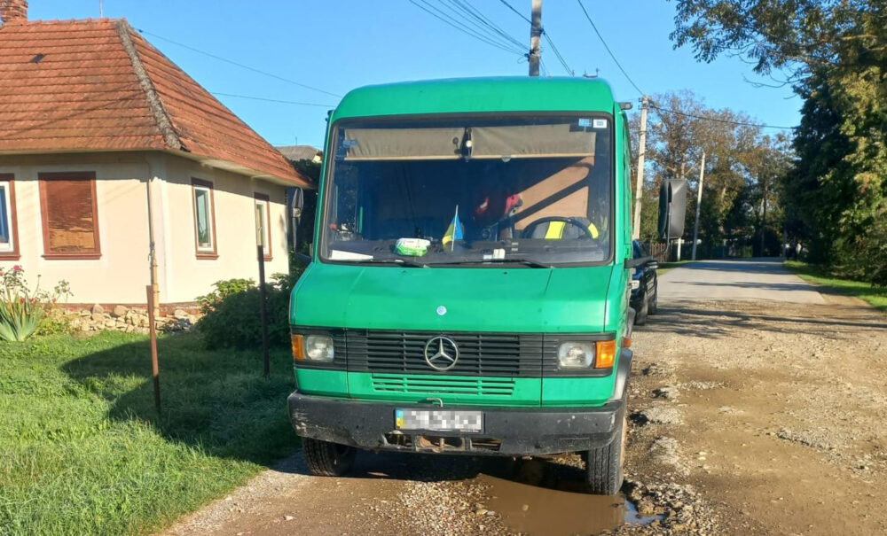 На Львівщині мікроавтобус заднім ходом на смерть збив пішохода