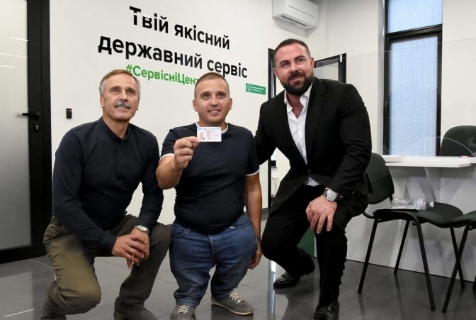 У Львові перший випускник інклюзивної автошколи отримав посвідчення водія