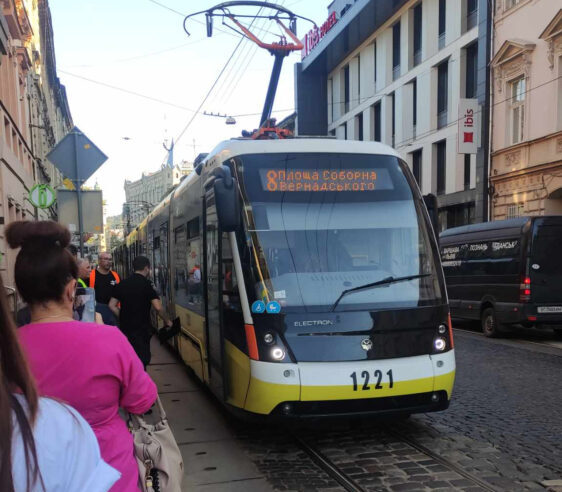 У львівському трамваї померла людина