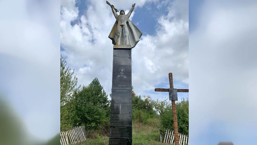 У громаді на Львівщині ікону вмонтували під радянський пам’ятник