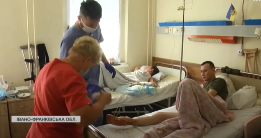 Хірурги у Франківську вперше пересадили тканини з судинами військовому