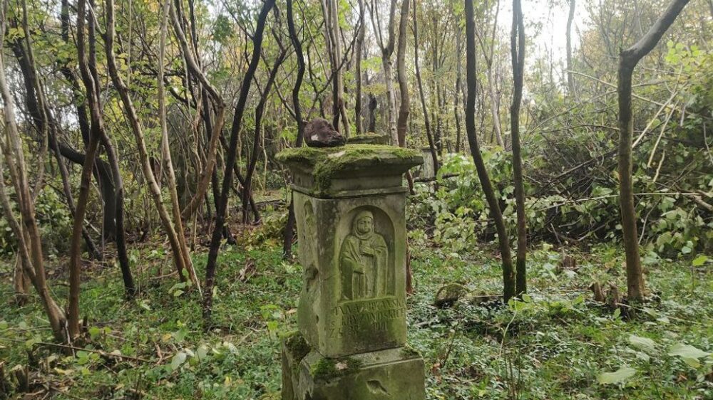 На Тернопільщині відновлюють польське кладовище
