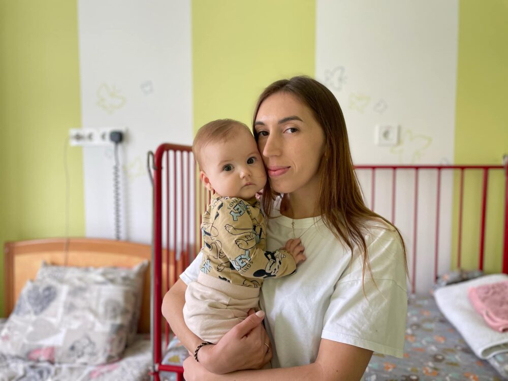 Львівські лікарі врятували дитину з кістою у легені