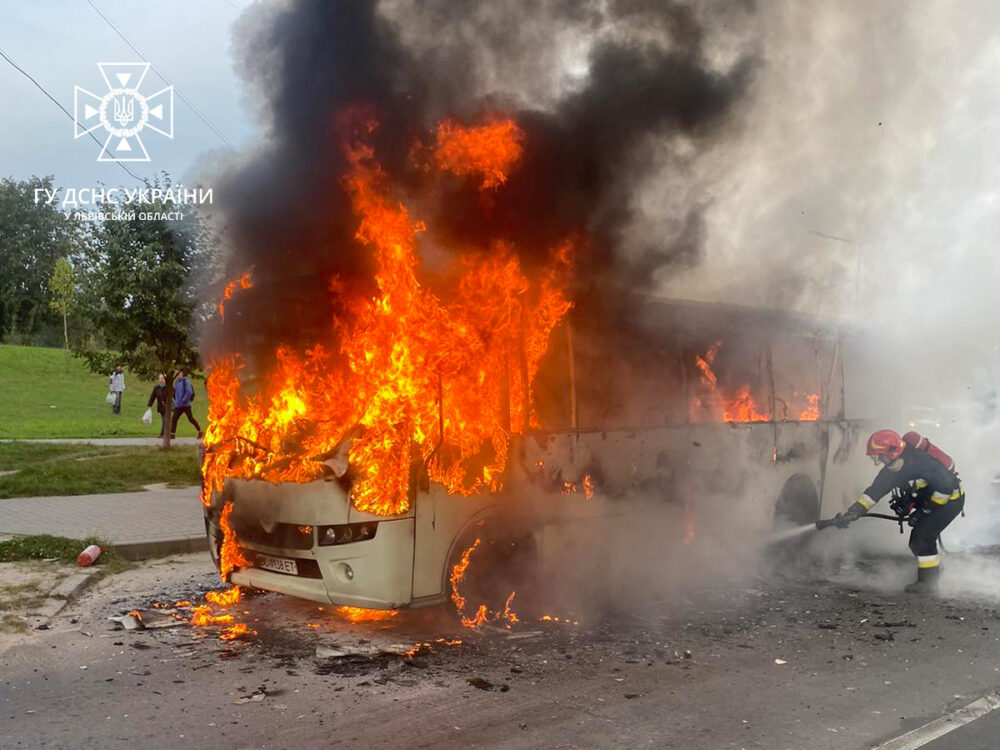 Під час руху у Львові загорівся автобус з пасажирами