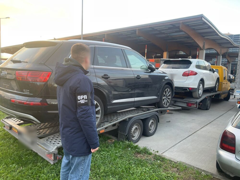 Три елітні автомобілі намагались ввезти в Україну під виглядом гумдопомоги